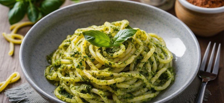 Pyszny obiad na czwartek. Podajemy przepis, Ty gotujesz.  Makaron z pesto i kurczakiem