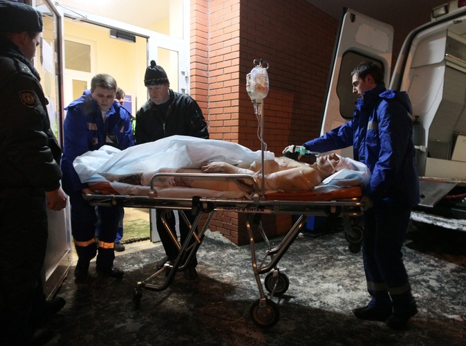 Służby ratunkowe pomagają rannym