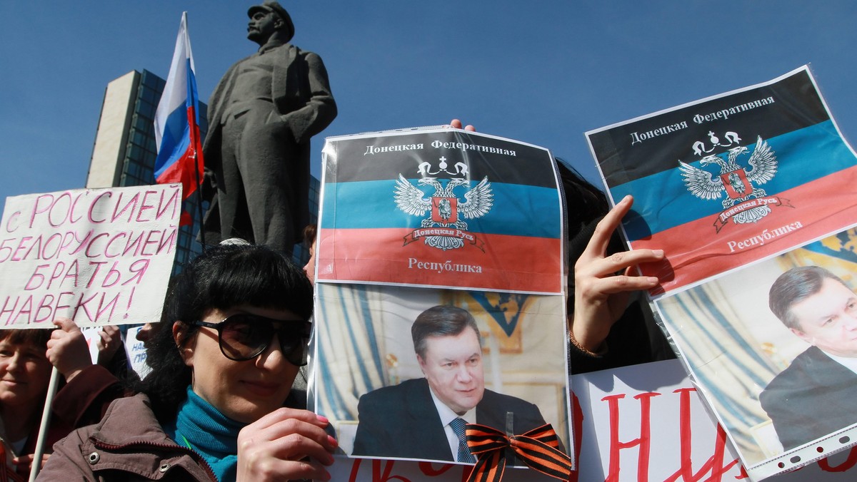 Około 4000 demonstrantów domagało się w Doniecku, na wschodzie Ukrainy, powrotu obalonego prezydenta Wiktora Janukowycza, który uciekł z kraju.