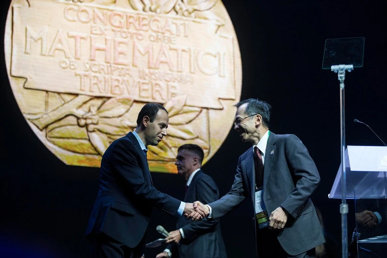 Osim krađe, skup je obeležio i požar, zbog čega su učesnici kongresa morali da se premeste u drugi paviljon