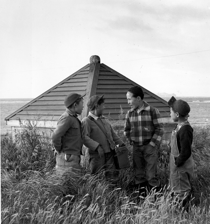Alaska, lata 50. Chłopcy stoją przed "Domem Adama", który ma być ostatnim śladem po świętym dla aleuckiej kultury drzewie