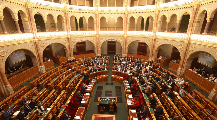Fontos dologról döntenek ma a magyar parlamentben / Illusztráció: Pozsonyi Zita