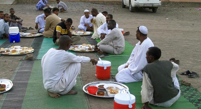 Guerre au Soudan, des cuisines communautaires pour s’entraider durant le ramadan