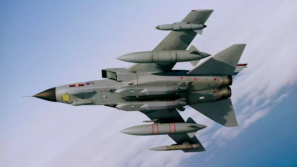 Samolot Tornado GR4 przenoszący pociski manewrujące Storm Shadow