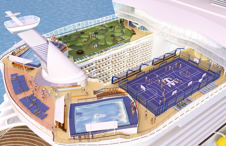 W strefie rozrywki na rufie znajdziemy boisko do koszykówki, baseny ze sztucznymi falami i pole do minigolfa