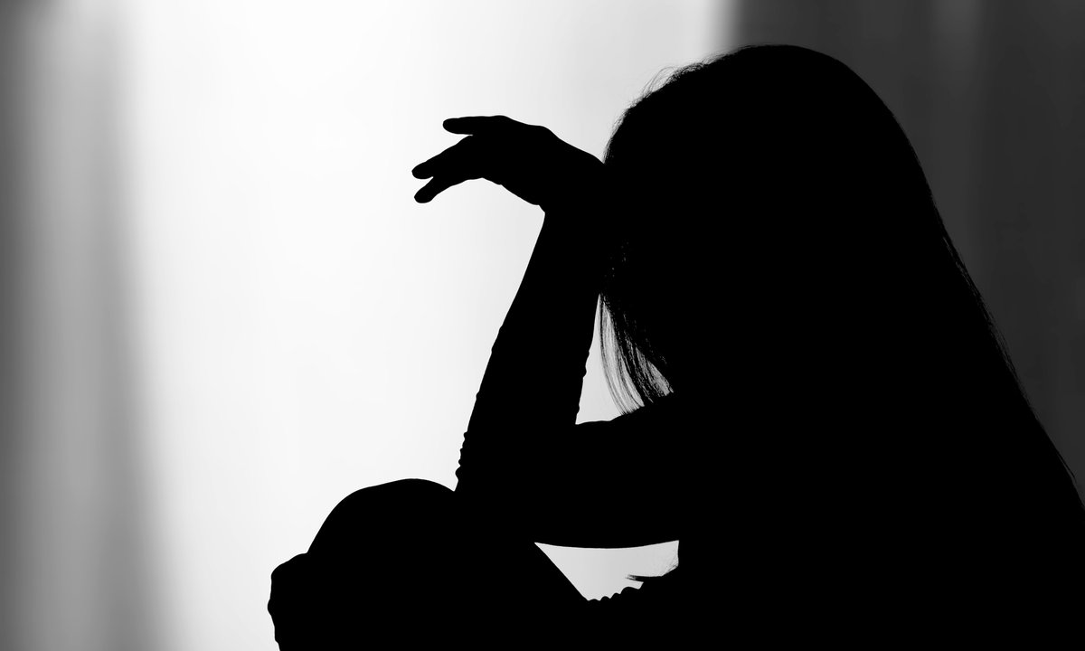 Dramat na Sardynii. 10 dni więził w mieszkaniu partnerkę. Obciął jej włosy i zmuszał do jedzenia z podłogi