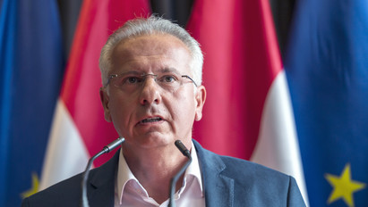 Lemond a fizetésemelésről Pécs polgármestere