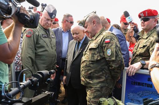 Wicepremier, prezes PiS Jarosław Kaczyński i dowódca 32. Bazy Lotnictwa Taktycznego płk pil. Piotr Ostrouch na pikniku wojskowym w Uniejowie,