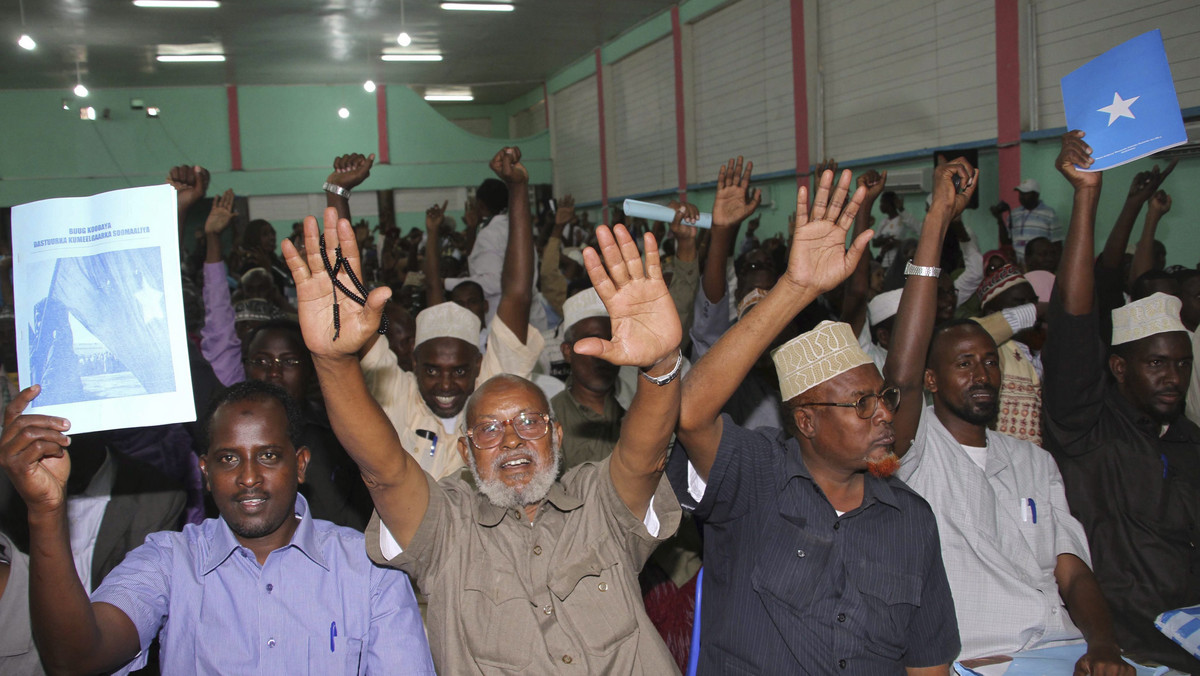 Abdi Jeylani Marshale, jeden z najbardziej popularnych somalijskich komików, znany ze swoich żartów na temat muzułmańskich bojowników, został postrzelony w głowę i klatkę piersiową zaraz po tym, jak opuścił rozgłośnię radiową w Mogadiszu - informuje serwis guardian.co.uk.