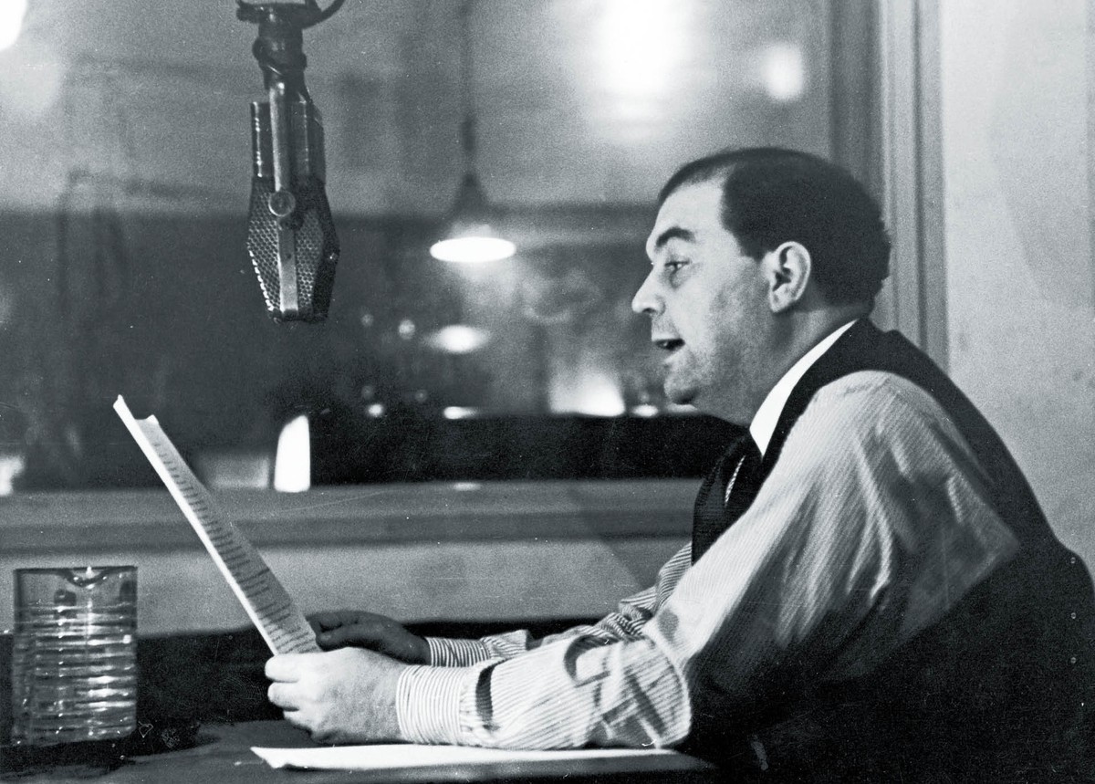 Sefton Delmer podczas nadawania audycji w języku niemieckim na antenie radia BBC. 1 listopada 1941 r.