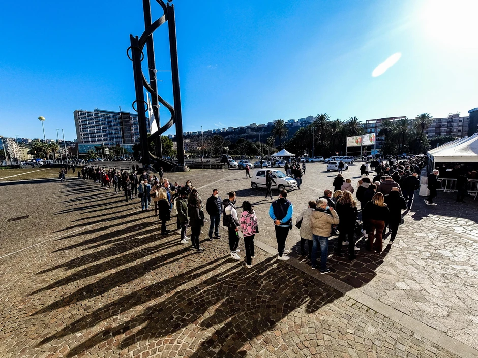 Red za vakcinu u Napulju