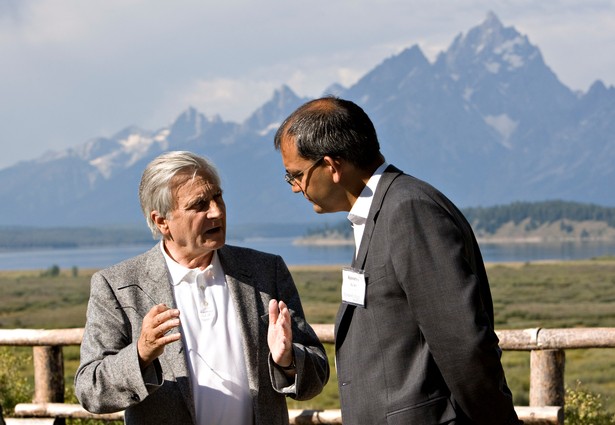 Jean-Claude Trichet, szef Europejskiego Banku Centralnego rozmawia z reporterem w Jackson Hole