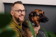 Paweł Wiśniewski jest wolontariuszem w schronisku, adoptował psa Axla