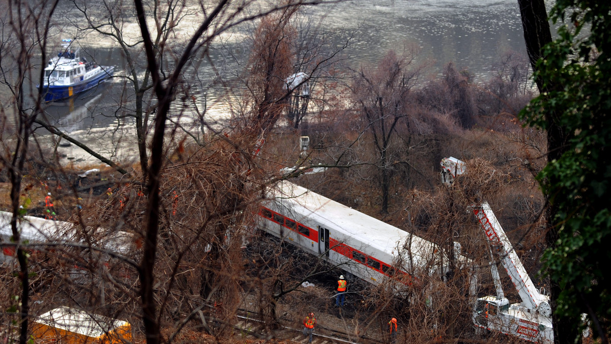 Maszynista pociągu podmiejskiego, który wykoleił się w Nowym Jorku, zasnął tuż przed wypadkiem - poinformowały amerykańskie media. W katastrofie zginęły cztery osoby, a blisko 70 zostało rannych.