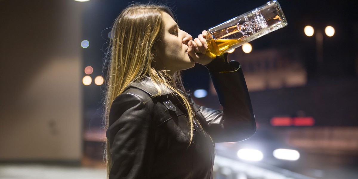 Kobieta pije alkohol