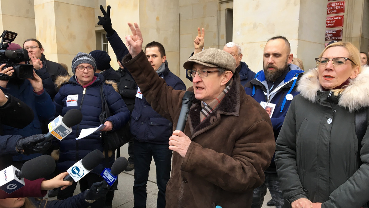 "Grzeczni już byliśmy". Pod takim hasłem przed urzędem wojewódzkim we Wrocławiu odbył się strajk obywatelski. W antyrządowej demonstracji wzięło udział ponad tysiąc osób. Na czele manifestacji stanął Józef Pinior, który krzyczał, że Wrocław jest miastem nie do zdobycia. Strajk zorganizowała opozycja – m.in. Komitet Obrony Demokracji, Platforma Obywatelska, Nowoczesna, SLD i Partia Razem.