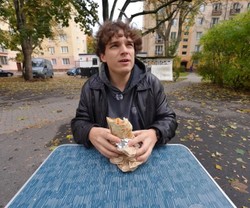 Mualan od Książula oficjalnie bez maski. Jego wygląd i głos budzi szok