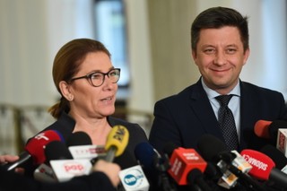 Mazurek: Sędzia widywana w koszulce z napisem 'Konstytucja' powinna zostać wyłączona z procesu
