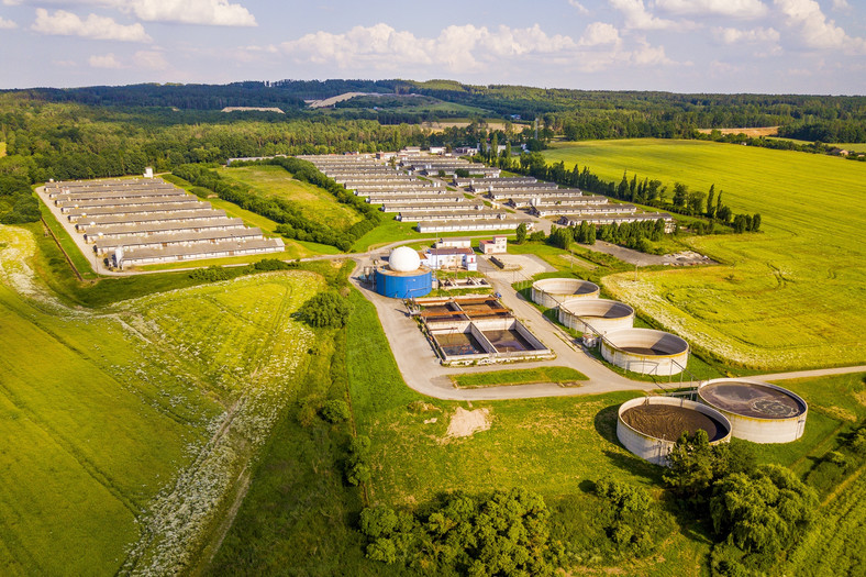 Widok z lotu ptaka na biogazownię w pobliżu dużej fermy trzody chlewnej na wsi