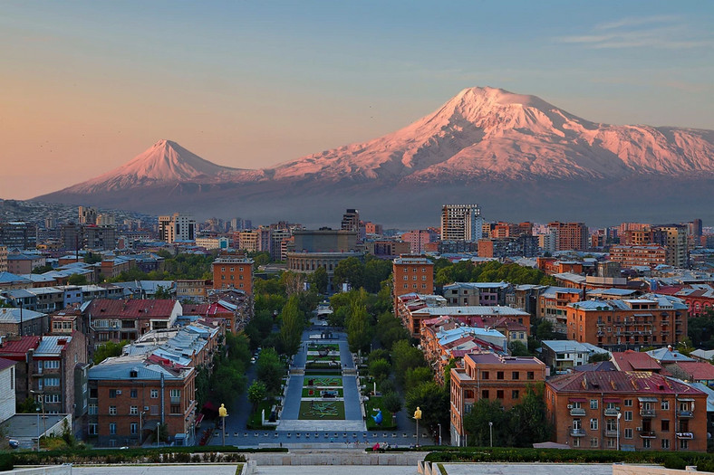 Widok z Erywania na Ararat, świętą górę Ormian 