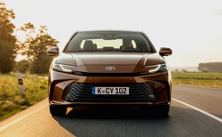 1329 aut sprzedali w ciemno. Nowa Toyota sensacją w Polsce. Ile kosztuje?