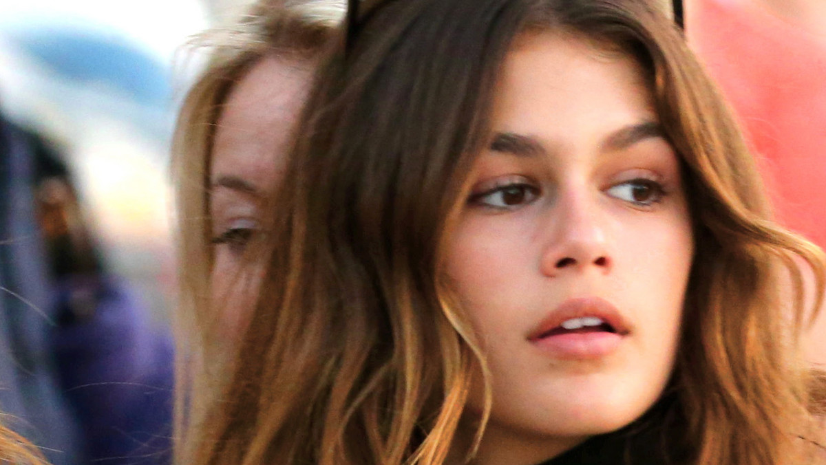 Kaia Gerber to już znane nazwisko w świecie mody. Nastolatka ma za sobą sesje dla największych marek. Nic dziwnego, że media interesują się jej życiem. Ostatnio fotoreporterzy przyłapali córkę Cindy Crawford w nieco odważniejszej stylizacji niż zazwyczaj. Zobaczcie!