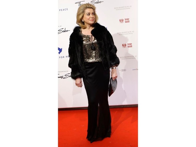 Catherine Deneuve emanuje dystynkcją i dojrzałą kobiecością