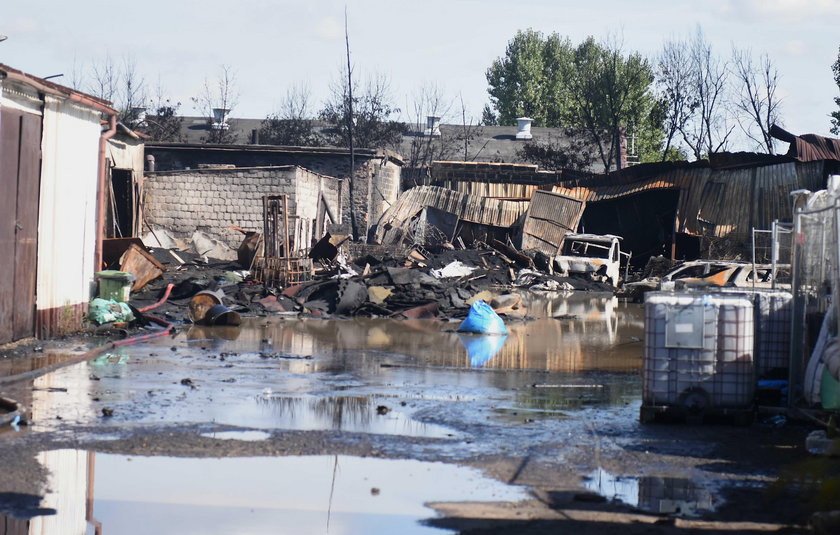 W pożarze składowiska przy ul. Radocha 4 w Sosnowcu spłonęły  warsztaty 