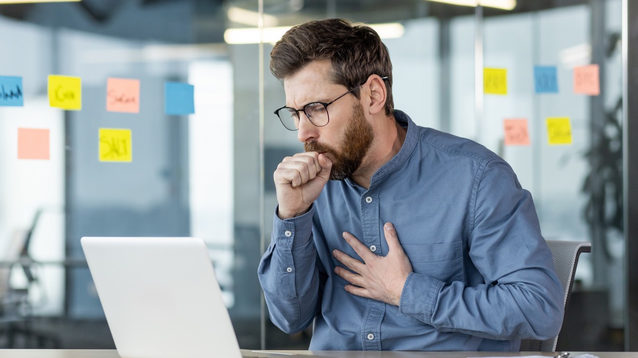 Stačí jeden kolega v kancelárii.