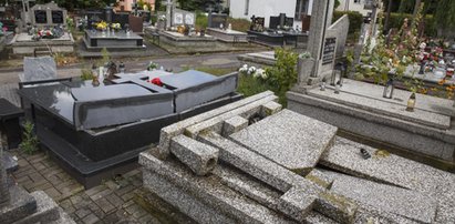 Nawet zmarłym nie dano spokoju. Porażający widok na łomżyńskim cmentarzu