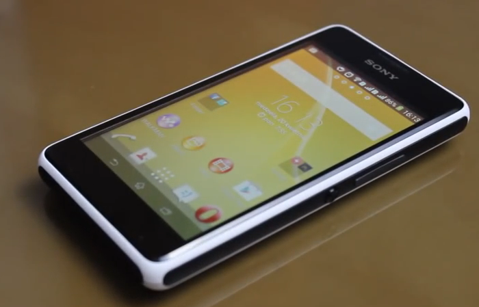 Propozycja Sony kosztuje niewiele (ok. 300 zł), ale jest smartfonem dla mało wymagających osób. Telefon umożliwia swobodne korzystanie z podstawowych funkcji, takich jak dzwonienie, pisanie smsów i przeglądanie skrzynki pocztowej. Do atutów Xperii należą przyzwoity interfejs, dedykowany przycisk do muzyki, kompaktowy i lekki design oraz przyzwoity jak na tę klasę czas pracy baterii.