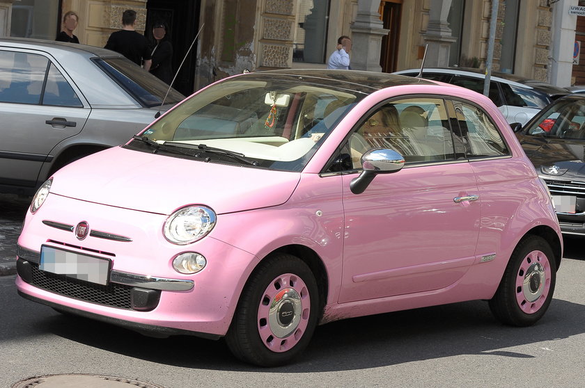 Grażyna Szapołowska i jej różowy samochód, fiat 500