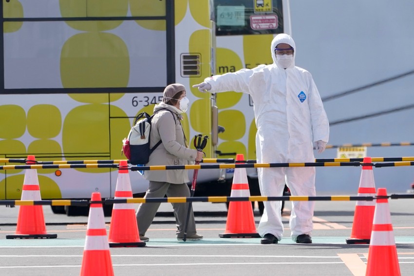 Putnici kruzera "Dajmond princes" danima napuštaju karantin