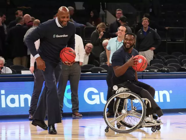 Magic Johnson and Alonzo Mourning laughing with their wive…