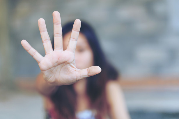 Fala przemocy wobec kobiet we Francji. Feministki ostro krytykują rząd