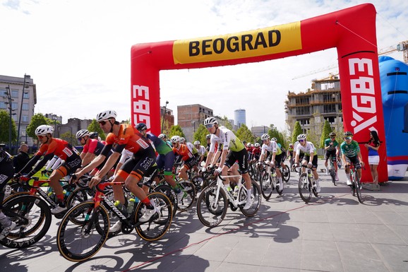 (FOTO) POČELA TRKA BEOGRAD-BANJALUKA: 175 biciklista iz 35 zemalja krenulo u vožnju za titulu, Srbin brani prvo mesto