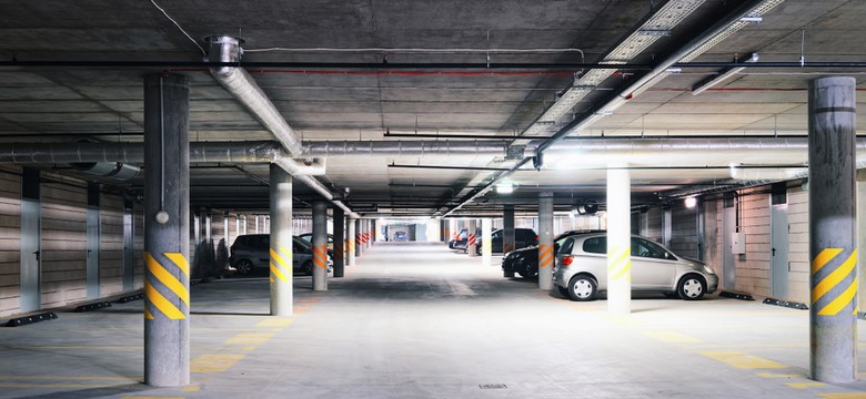 Szykuje się koszmar parkingowy? Rząd chce znieść obowiązek budowy miejsc postojowych [GDZIE?]