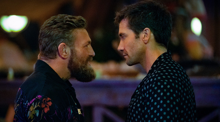 Jake Gyllenhaal és Conor McGregor óriási pofonokat osztogatnak egymásnak az Országúti diszkó remake-jében /Fotó: Northfoto