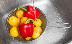 By pozbyć się pasożytów i chemii. Jak prawidłowo myć warzywa i owoce?