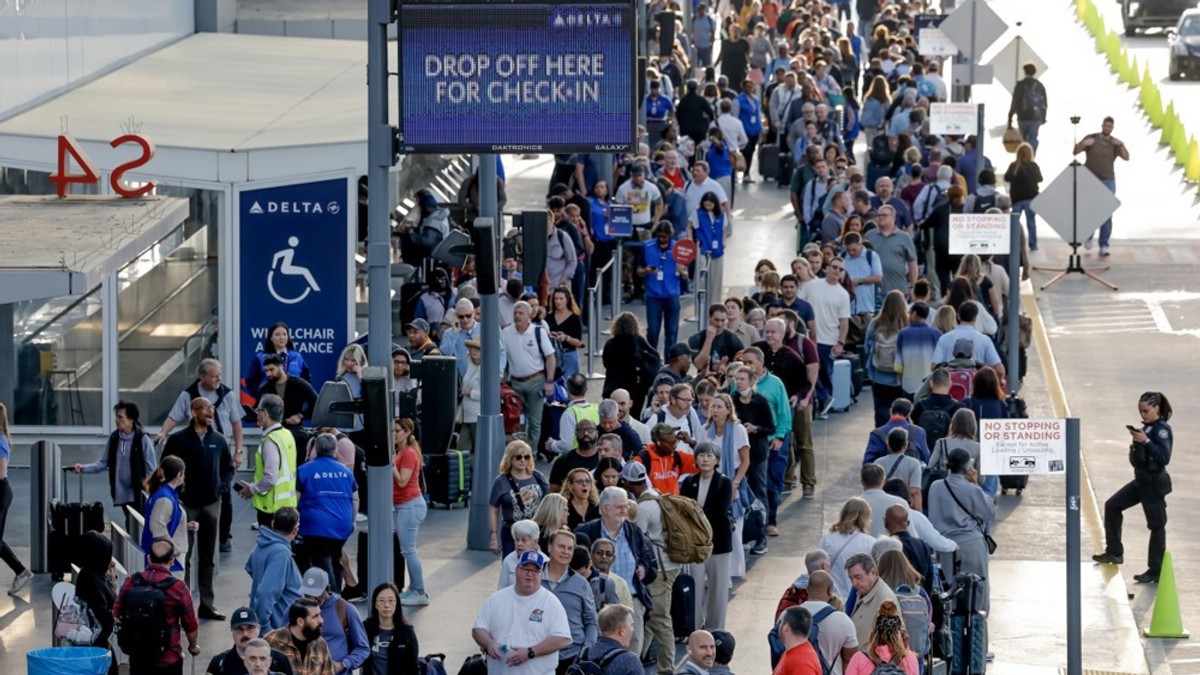 Gužve i redovi na aerodromu Hartsfild-Džekson u Atlanti 23. marta nakon raspoređivanja agenata ICE-a
