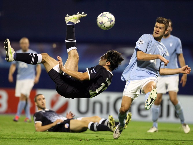 August Tonel z Dynama Zagrzeb podczas strzału w czasie UEFA Champions League w Zagrzebiu