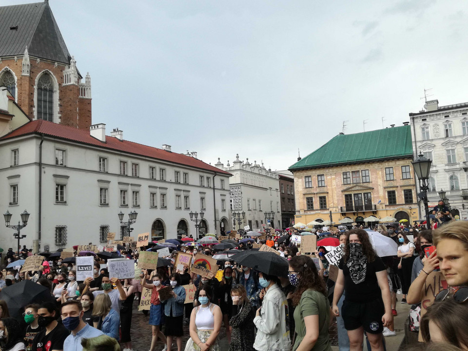Kraków: na Małym Rynku odbywa się marsz pamięci George'a Floyda
