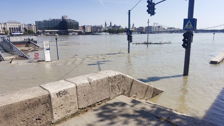 Budapesten szombaton tetőzik a Duna - fotó: Ringier/Oláh Csaba