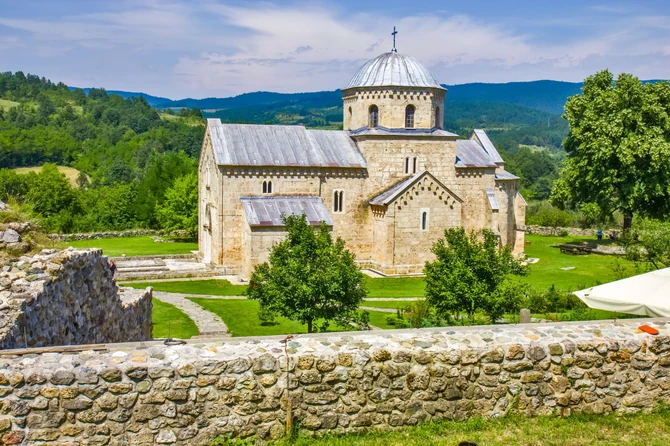 Manastir Gradac, zadužbina kraljice Jelene Anžujske