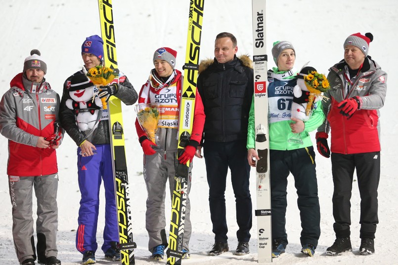 Od lewej: koordyantor ds. skoków w PZN Adam Małysz, Norweg Daniel Andre Tande - 2. miejsce, Polak Kamil Stoch - 1. miejsce, prezydent RP Andrzej Duda, Słoweniec Domen Prevc - 3. miejsce i prezes PZN Apoloniusz Tajner