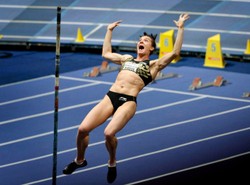 Zobacz, jak Isinbajewa poprawiła rekord świata