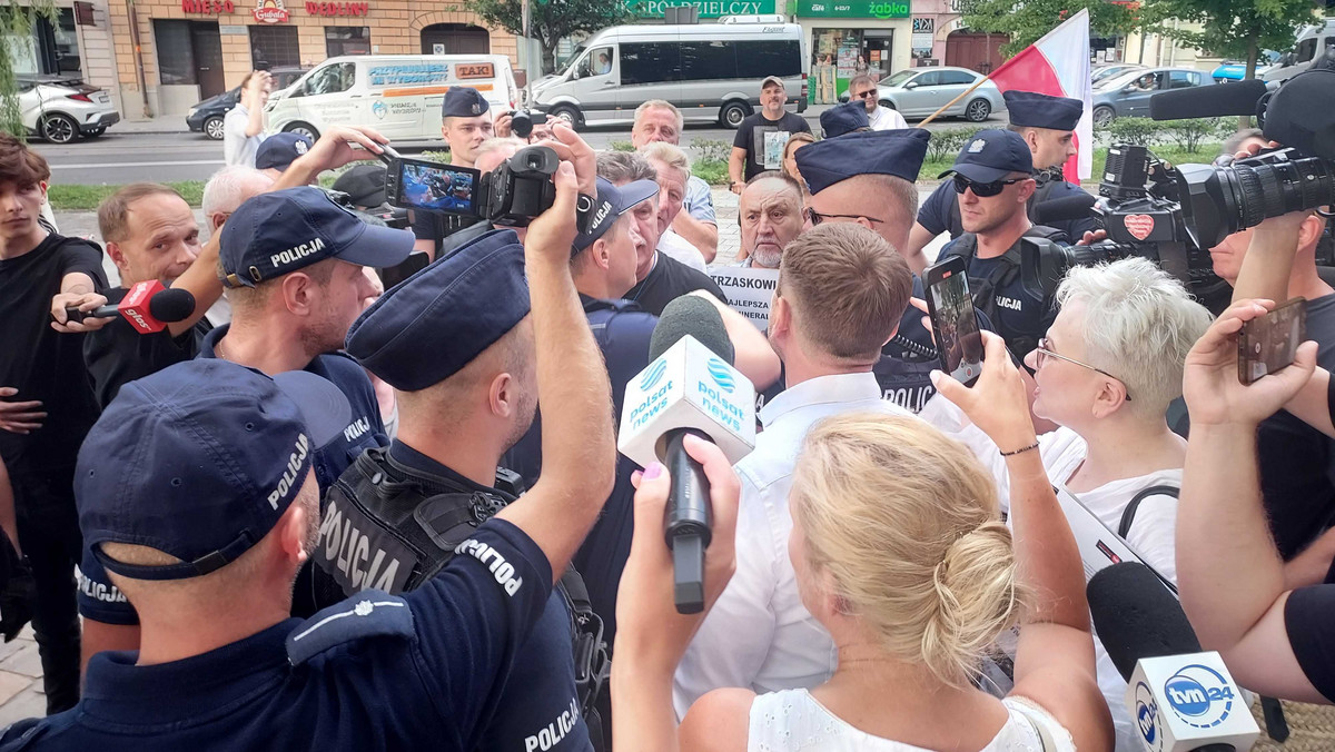 Poseł Slawomir Nitras podszedł do protestujących przeciwników Koalicji Obywatelskiej, którzy przybyli na wiec Rafała Trzaskowskiego w Skawinie w Małopolsce. Doszło do przepychanek. Interweniowała policja. 