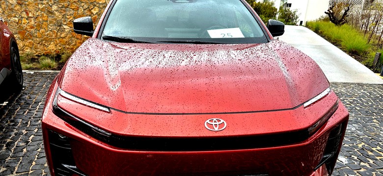 Nowa Toyota wjeżdża do Polski. Ma 224 KM, jest oszczędna, szybka i wygodna. Cena?