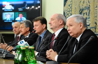 Internauci przerwali debatę zespołu Macierewicza - zaczęli masowo dzwonić na Skype'a eksperta