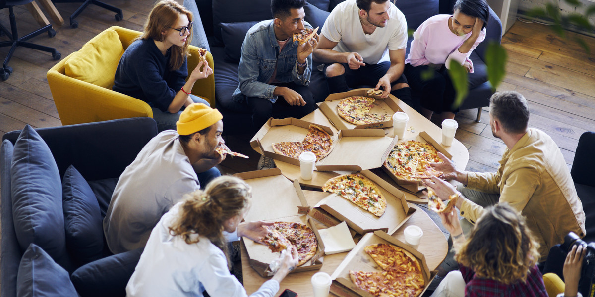 Według skarbówki za pizzę od szefa powinno się zapłacić podatek